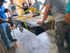 Equipo de instalación realizando el montaje de una mesa óptica Thorlabs en un laboratorio científico.