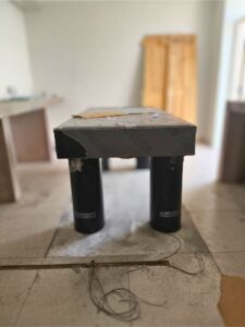 Mesa óptica Thorlabs completamente instalada en un laboratorio, lista para su uso en experimentos de alta precisión.