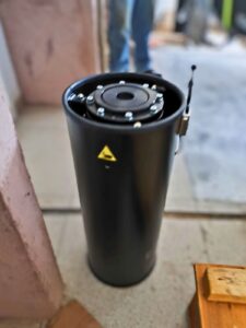 Detalle del soporte antivibratorio de una mesa óptica Thorlabs, crucial para reducir vibraciones en experimentos científicos.