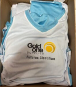 Uniformes del equipo "Los futuros científicos" patrocinados por Gold One, listos para ser usados en torneos de básquetbol.